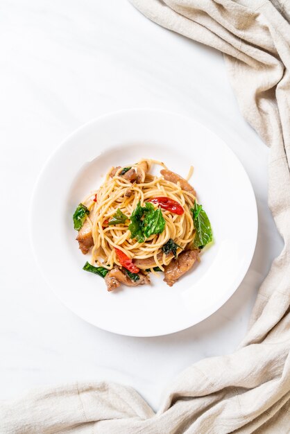 stir-fried spaghetti with chicken and basil