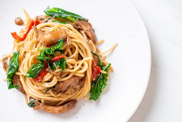 stir-fried spaghetti with chicken and basil