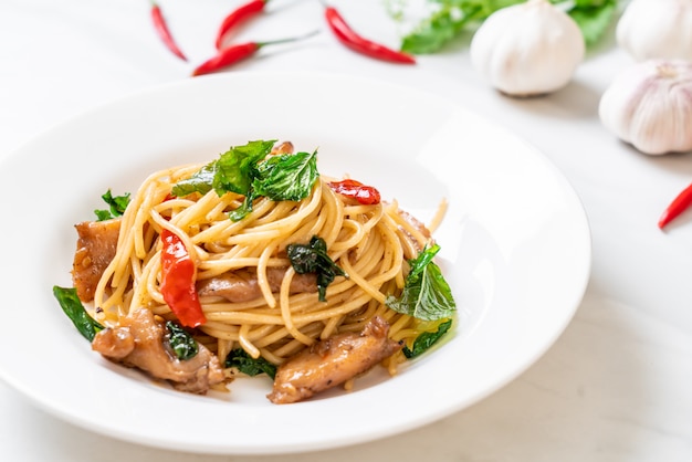 stir-fried spaghetti with chicken and basil