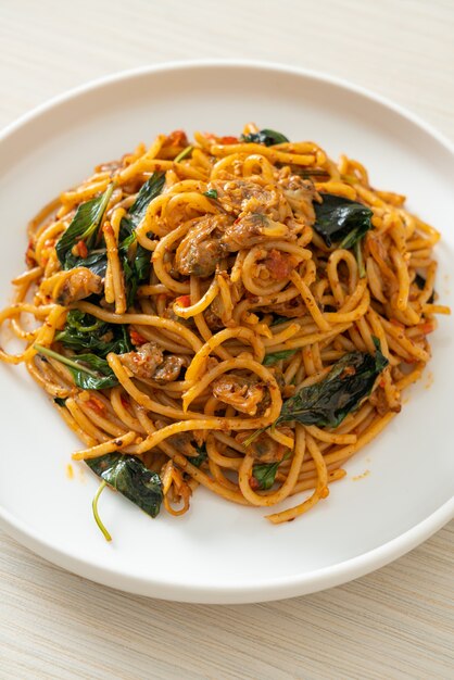 Spaghetti saltati in padella con pasta di vongole e peperoncino - fusion food style