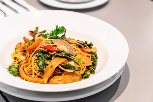 Stir fried spaghetti with clams and basil