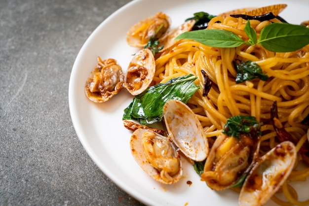 Stir Fried Spaghetti with Clams and Garlic and Chilli