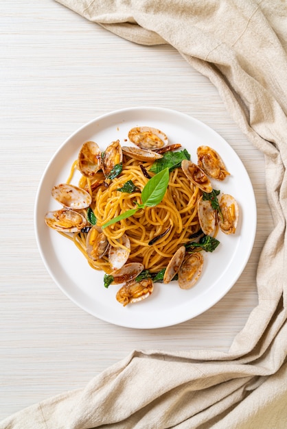 Stir Fried Spaghetti with Clams and Garlic and Chilli