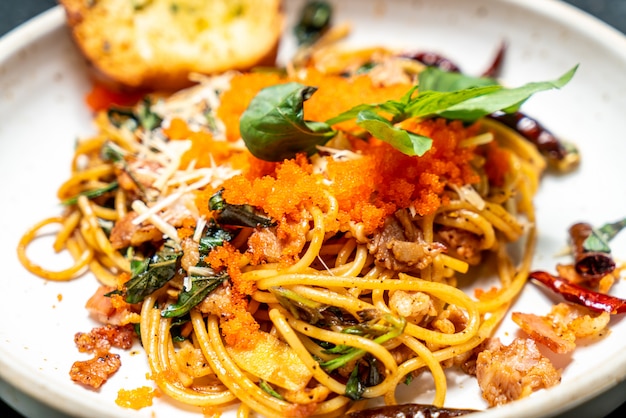 Spaghetti saltati in padella con uovo all'aglio e gamberetti