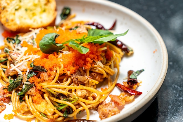 жареные спагетти с чесноком и креветками