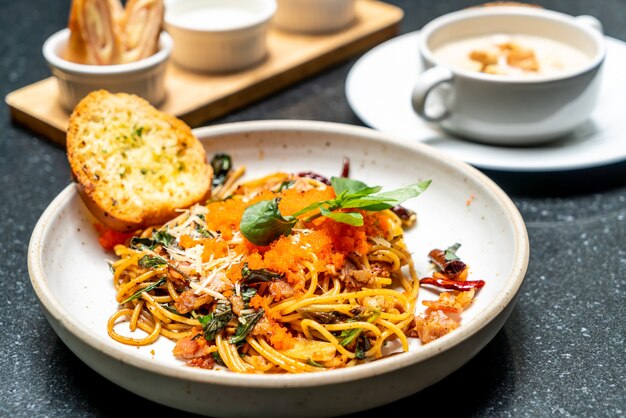 stir-fried spaghetti with garlic and shrimp egg 