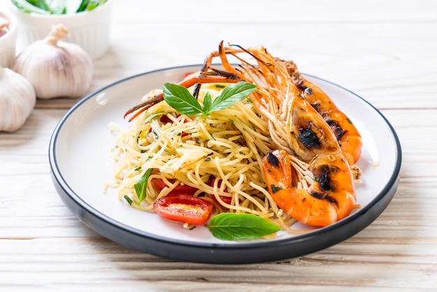 stir-fried spaghetti with grilled shrimps and tomatoes