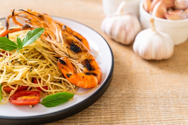 stir-fried spaghetti with grilled shrimps and tomatoes