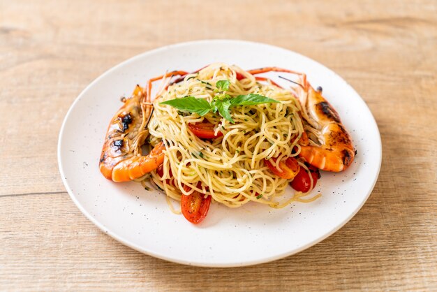 stir-fried spaghetti with grilled shrimps and tomatoes