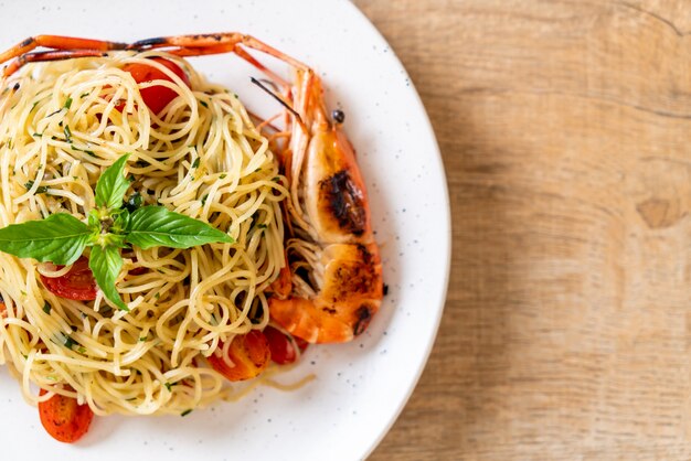 stir-fried spaghetti with grilled shrimps and tomatoes