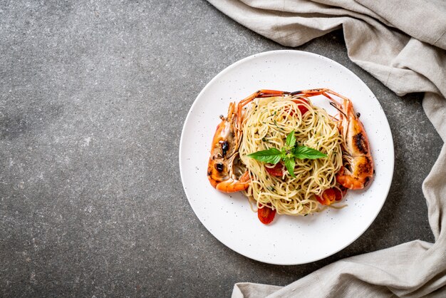 жареные спагетти с жареными креветками и помидорами