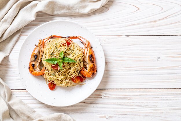 stir-fried spaghetti with grilled shrimps and tomatoes