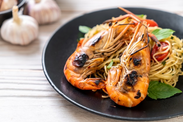 stir-fried spaghetti with grilled shrimps and tomatoes