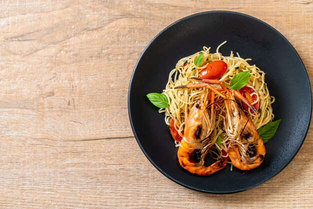 stir-fried spaghetti with grilled shrimps and tomatoes