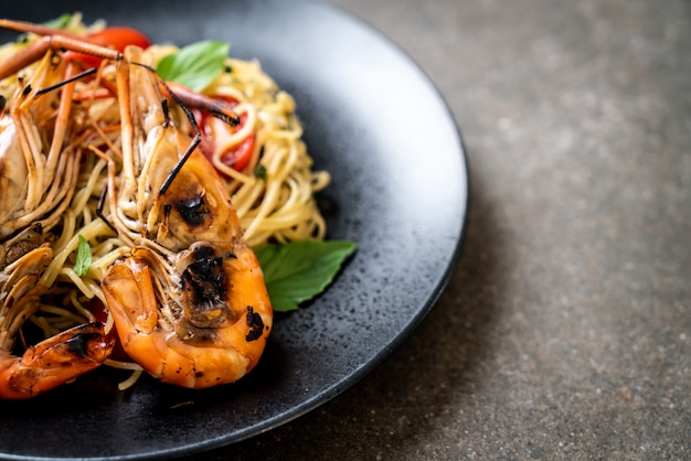 stir-fried spaghetti with grilled shrimps and tomatoes