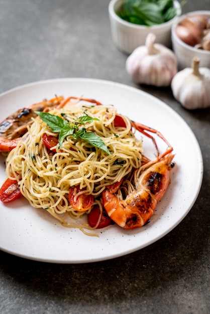 stir-fried spaghetti with grilled shrimps and tomatoes