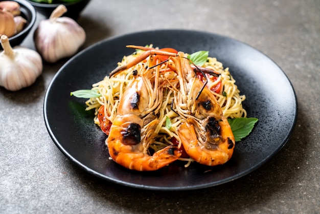 stir-fried spaghetti with grilled shrimps and tomatoes