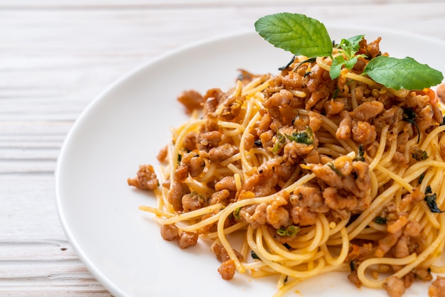 жареные спагетти с рубленой свининой и базиликом