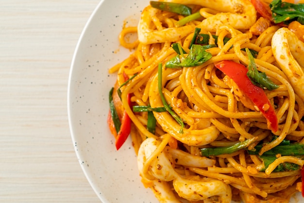 Spaghetti saltati in padella con uova salate e calamari - stile fusion