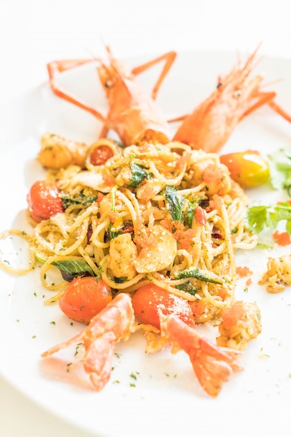 Foto spaghetti saltati in padella con gamberetti