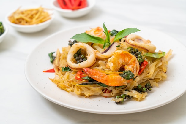 stir fried spicy noodles with sea food