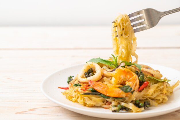 Foto mescolare le tagliatelle piccanti fritte con frutti di mare