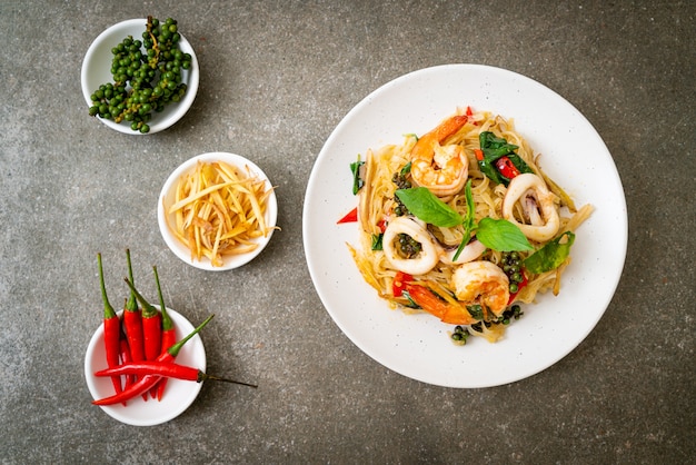 stir fried spicy noodles with sea food
