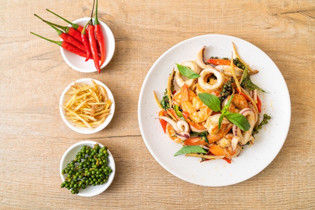 Mescolare i frutti di mare piccanti fritti (pad cha talay) - stile di cibo tailandese