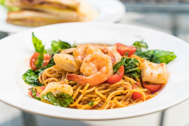 Spaghetti saltati in padella con frutti di mare piccanti