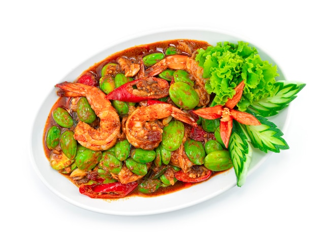 새우와 새우 페이스트를 곁들인 튀긴 노린재(쓴콩) 태국 음식 매운 카레 요리 topview