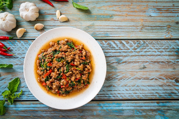 Basilico tailandese fritto di scalpore con carne di maiale tritata