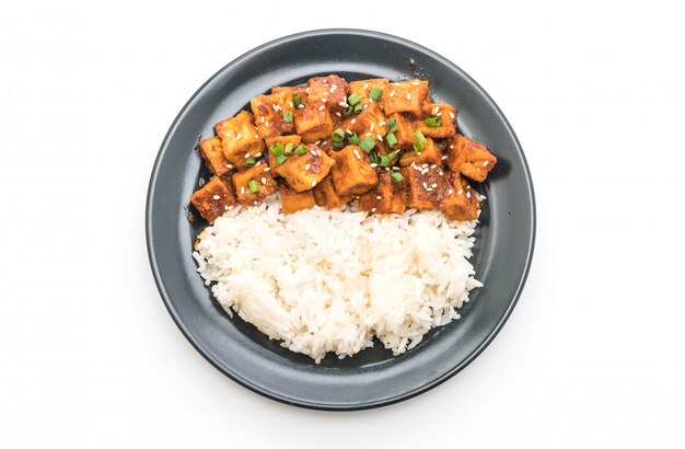 Photo stir fried tofu with spicy sauce on rice