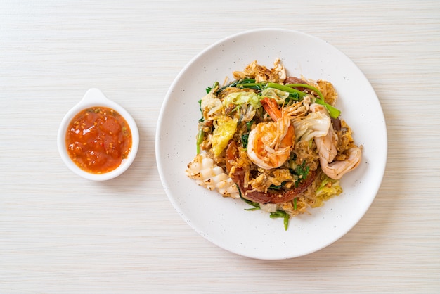 Vermicelli saltati in padella con verdure e frutti di mare in salsa sukiyaki