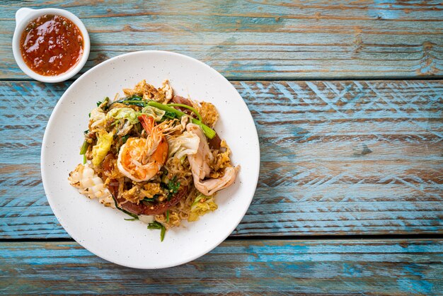 Vermicelli saltati in padella con verdure e frutti di mare in salsa sukiyaki