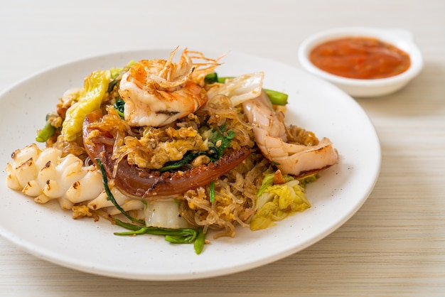 Vermicelli saltati in padella con verdure e frutti di mare in salsa sukiyaki