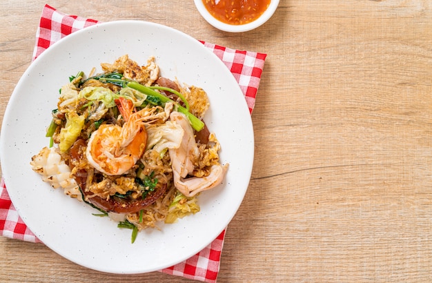 Vermicelli saltati in padella con verdure e frutti di mare in salsa sukiyaki