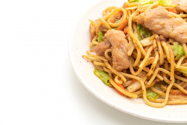 Noodle saltati in padella yakisoba con carne di maiale