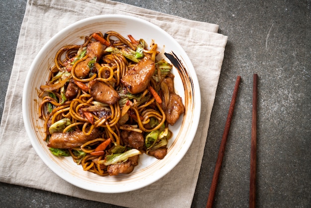 stir-fried yakisoba noodle with pork