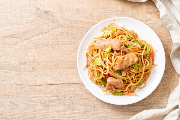 stir-fried yakisoba noodle with pork