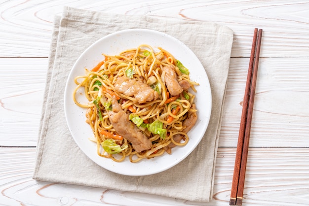 stir-fried yakisoba noodle with pork