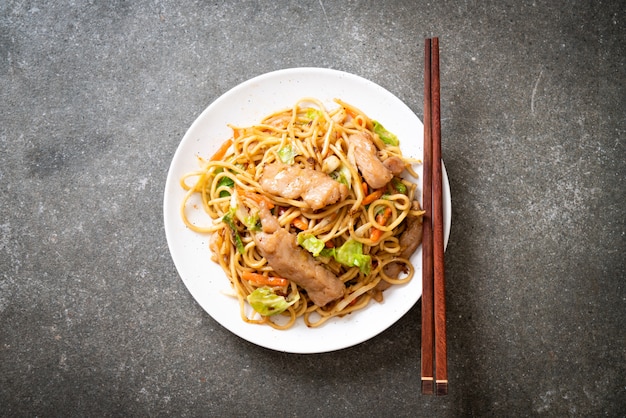 Noodle saltati in padella yakisoba con carne di maiale