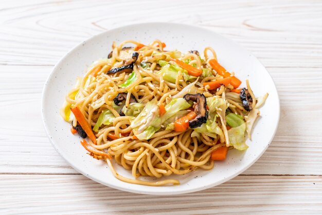 Noodle saltati in padella yakisoba con verdure