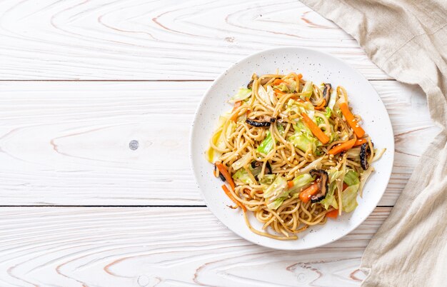 stir-fried yakisoba noodle with vegetable