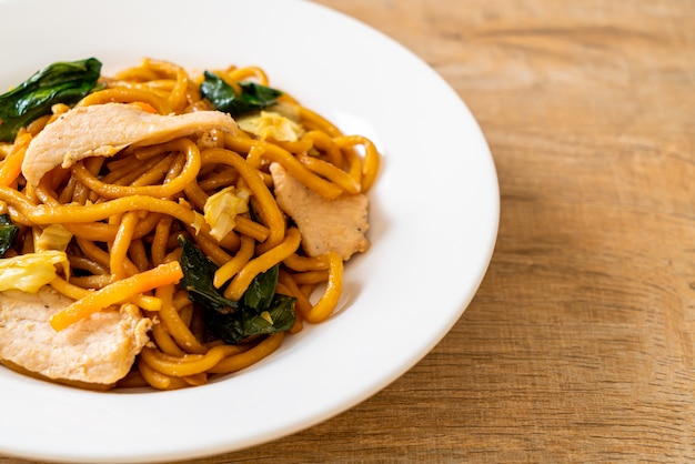 stir-fried yakisoba noodles with chicken