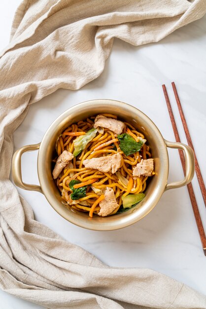 stir-fried yakisoba noodles with chicken