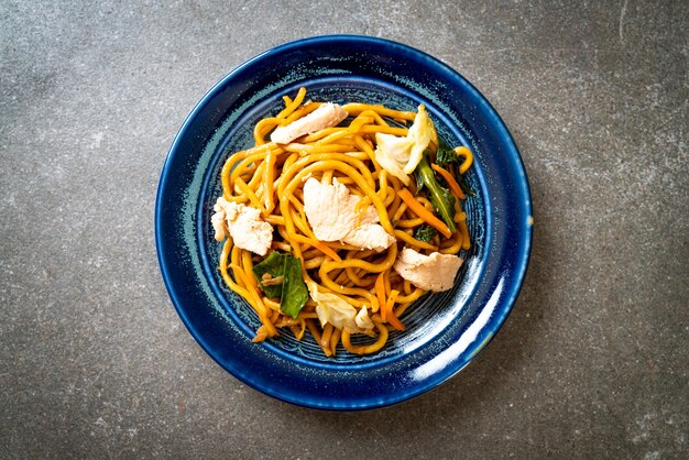 stir-fried yakisoba noodles with chicken