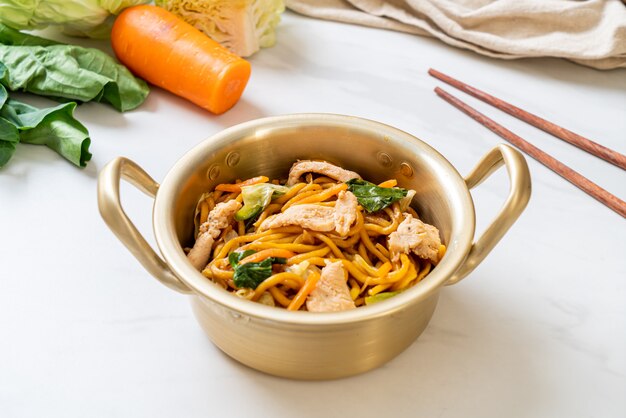 stir-fried yakisoba noodles with chicken