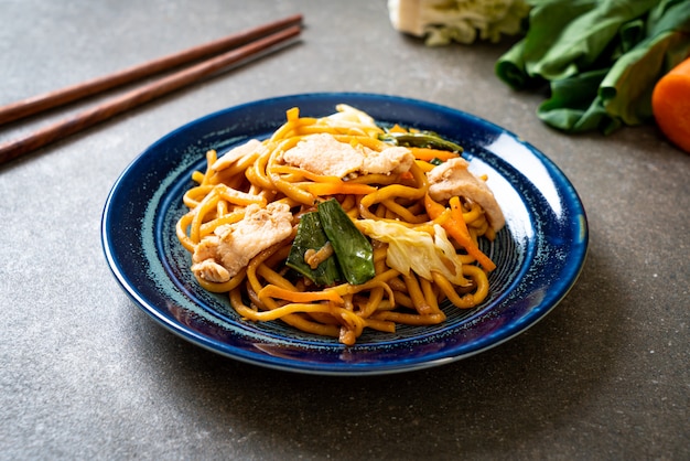 stir-fried yakisoba noodles with chicken