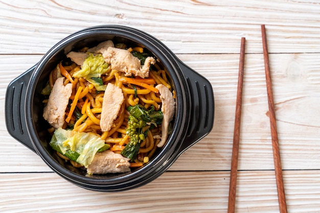 Foto spaghetti di yakisoba saltati in padella con pollo