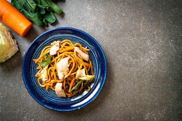 stir-fried yakisoba noodles with chicken